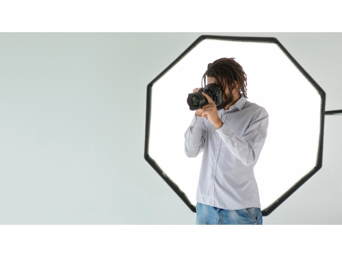 Jakie parametry aparatu są kluczowe w fotografii studyjnej?
